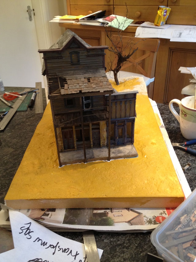Yellow ochre painted base