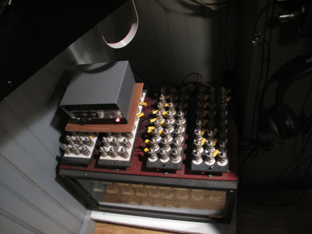 084